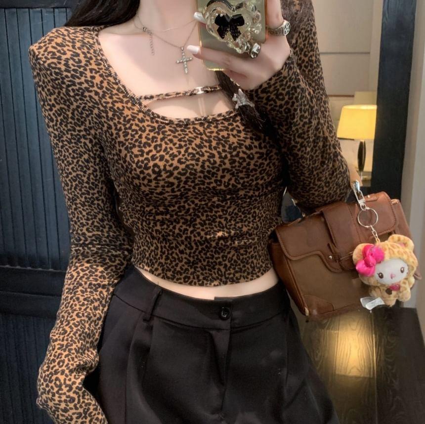 Long-Sleeve Scoop Neck Leopard Print Cropped Tee Product Image