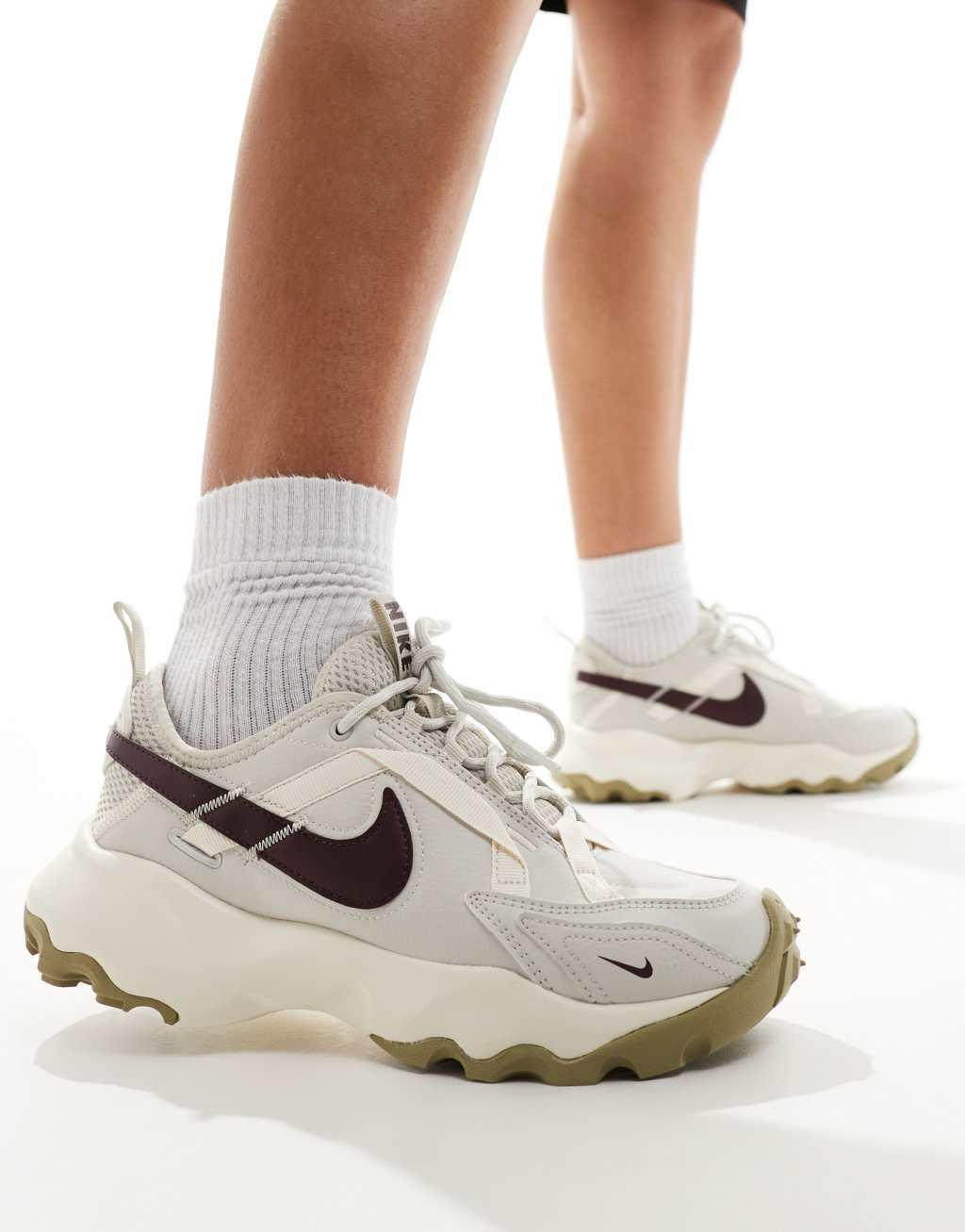 Nike TC 7900 sneakers in beige and black Product Image