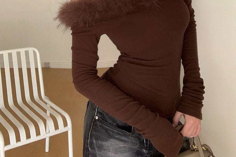 Fur-Trim Off-Shoulder Crop Tee Product Image