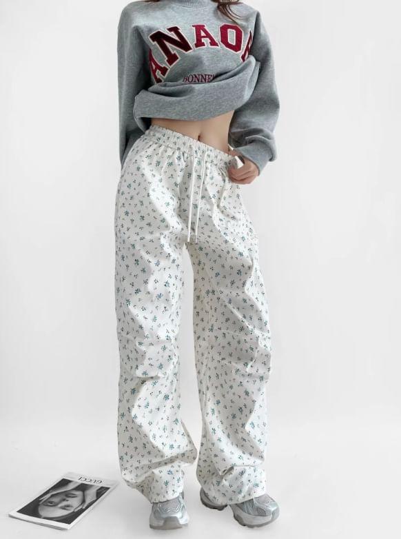 Drawstring Waist Floral Print Wide Leg Cargo Pants Product Image