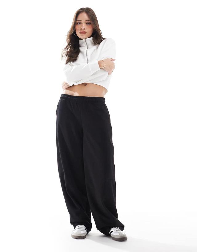 Stradivarius balloon sweatpants in black Product Image