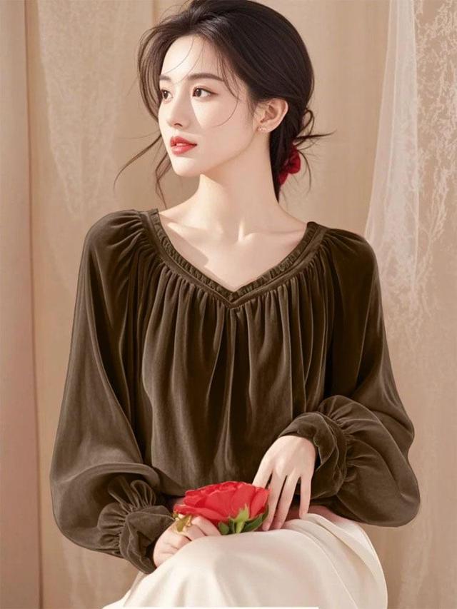 Balloon Sleeve V-Neck Plain Gathered Velvet Blouse Product Image