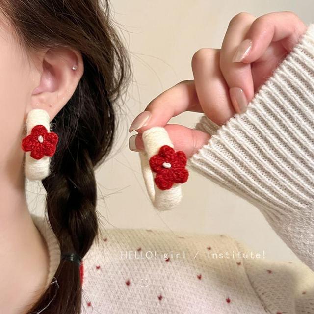 Floral Knit Dangle Earring Product Image