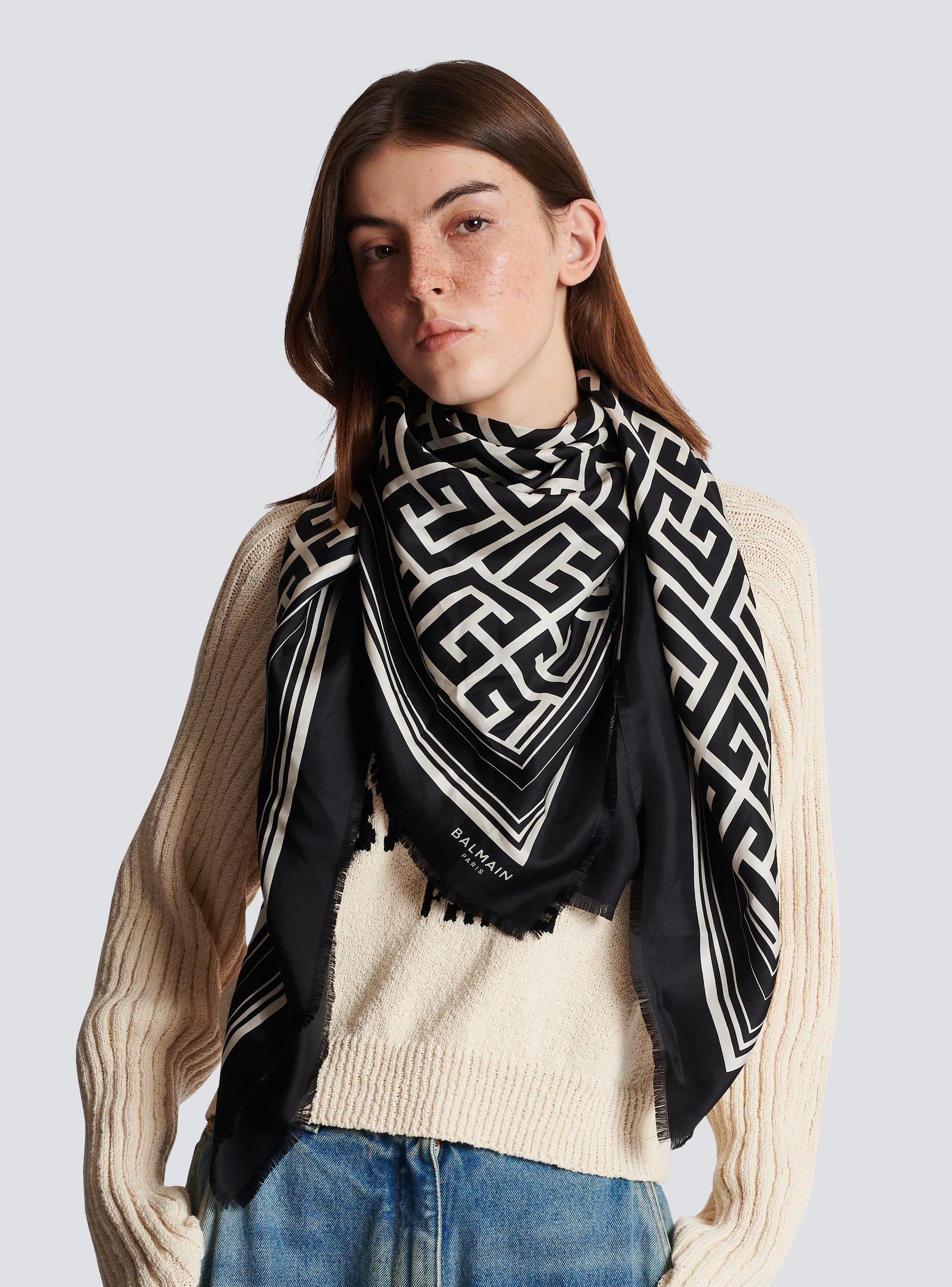 Monogrammed scarf Product Image