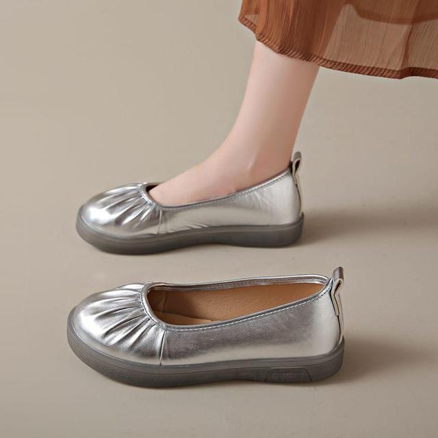 Round Toe Plain Ruched Flats Product Image