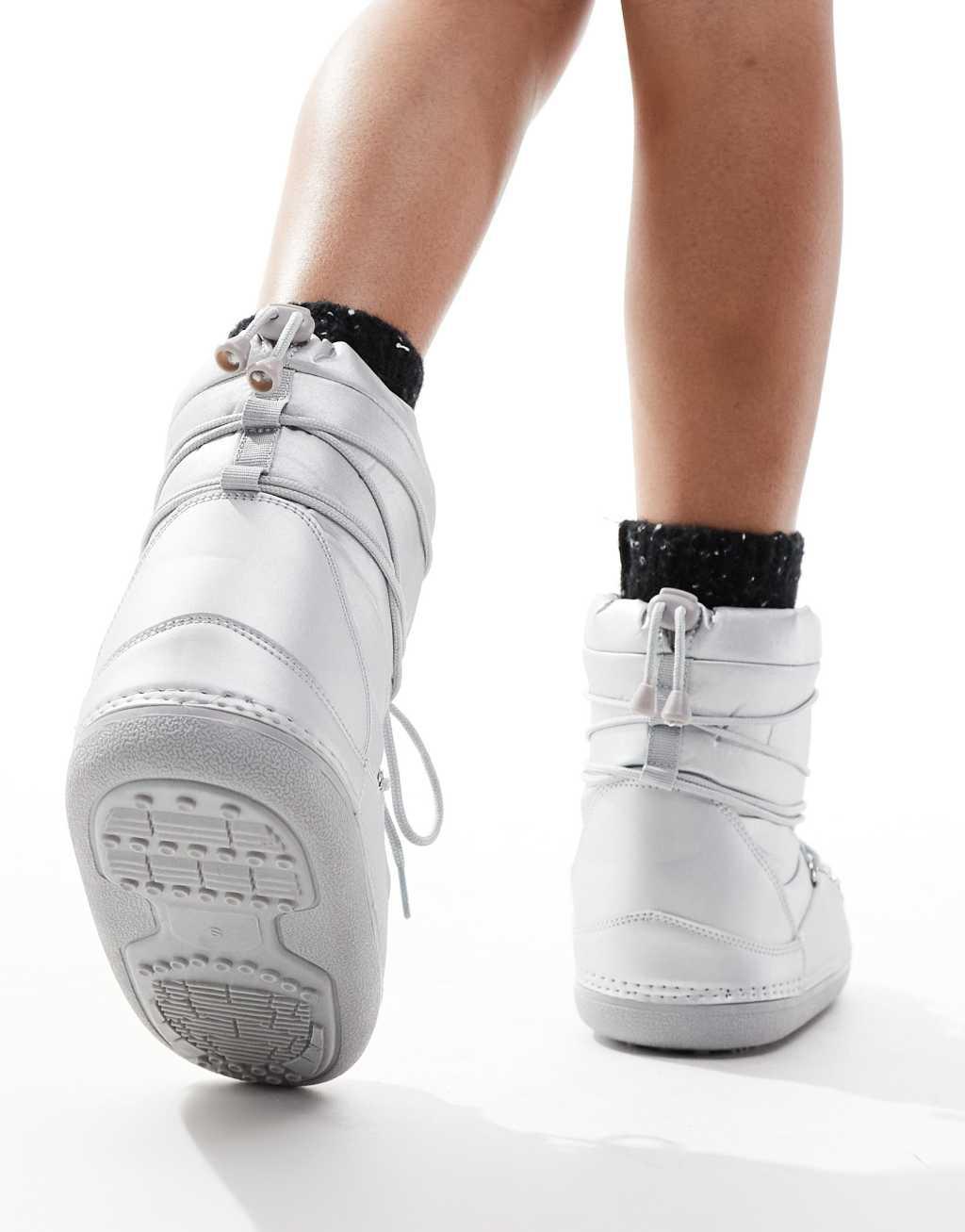 SEQWL snow boots in silver Product Image