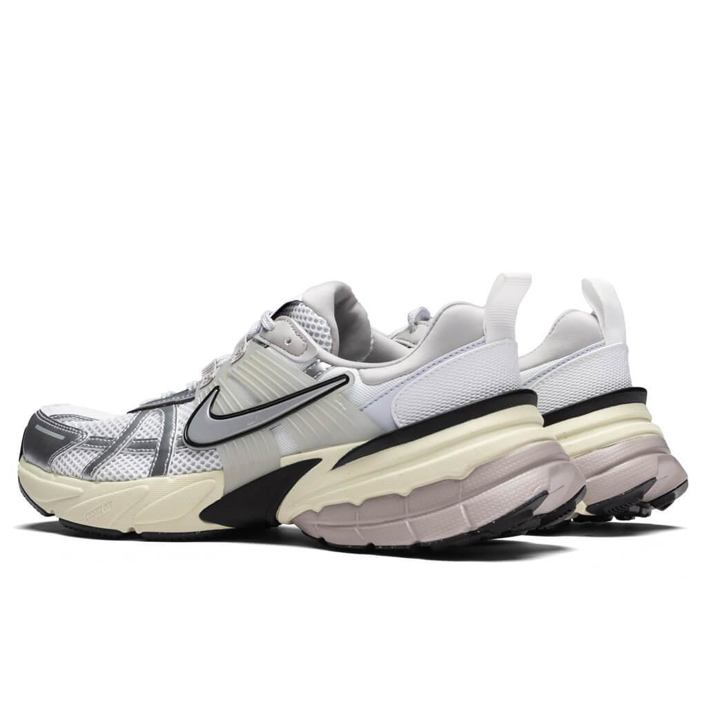 V2K Run - Summit White/Metallic Silver Male Product Image