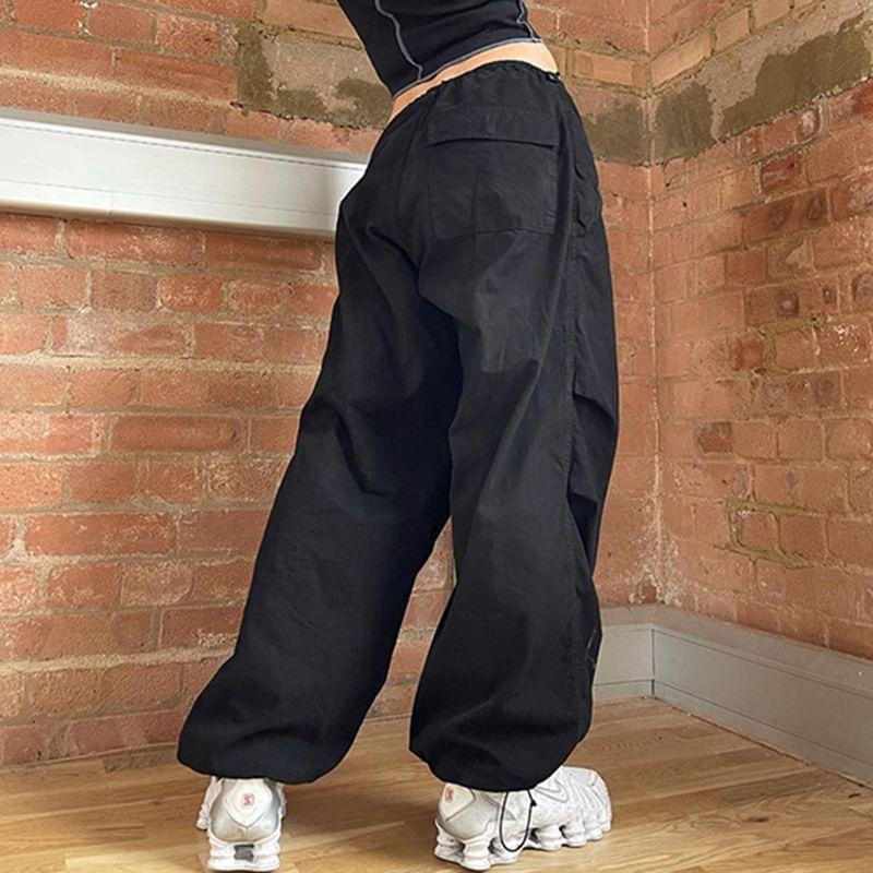 Low Rise Loose-Fit Wide Leg Cargo Pants Product Image