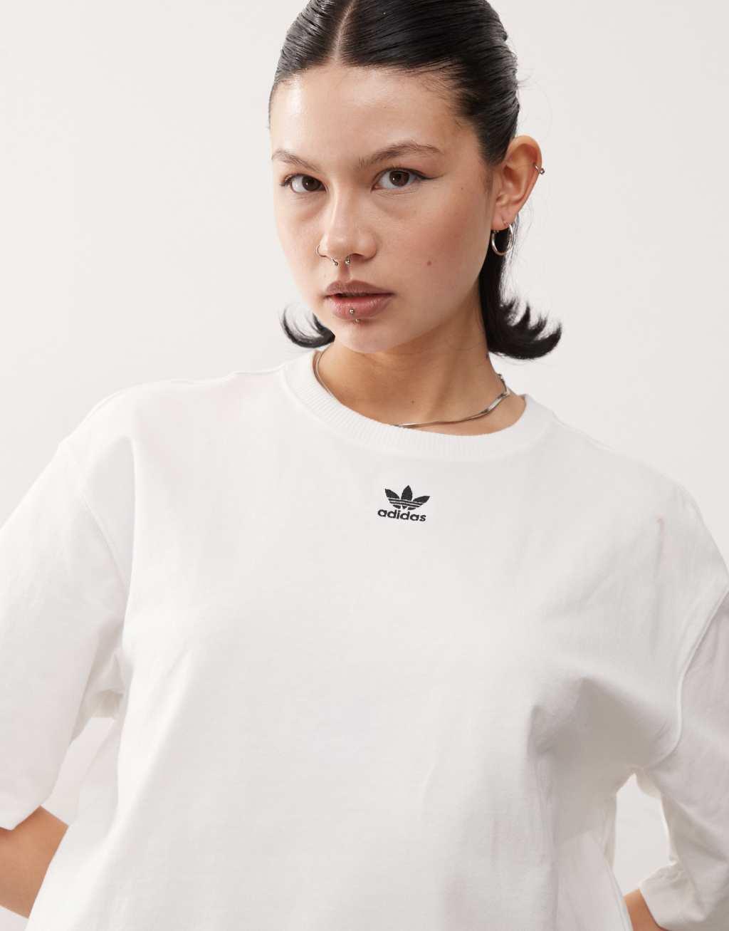 adidas Originals t-shirt in white Product Image