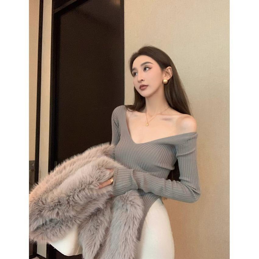 Long-Sleeve Off-Shoulder Plain Asymmetrical Slim Fit Crop Knit Top Product Image