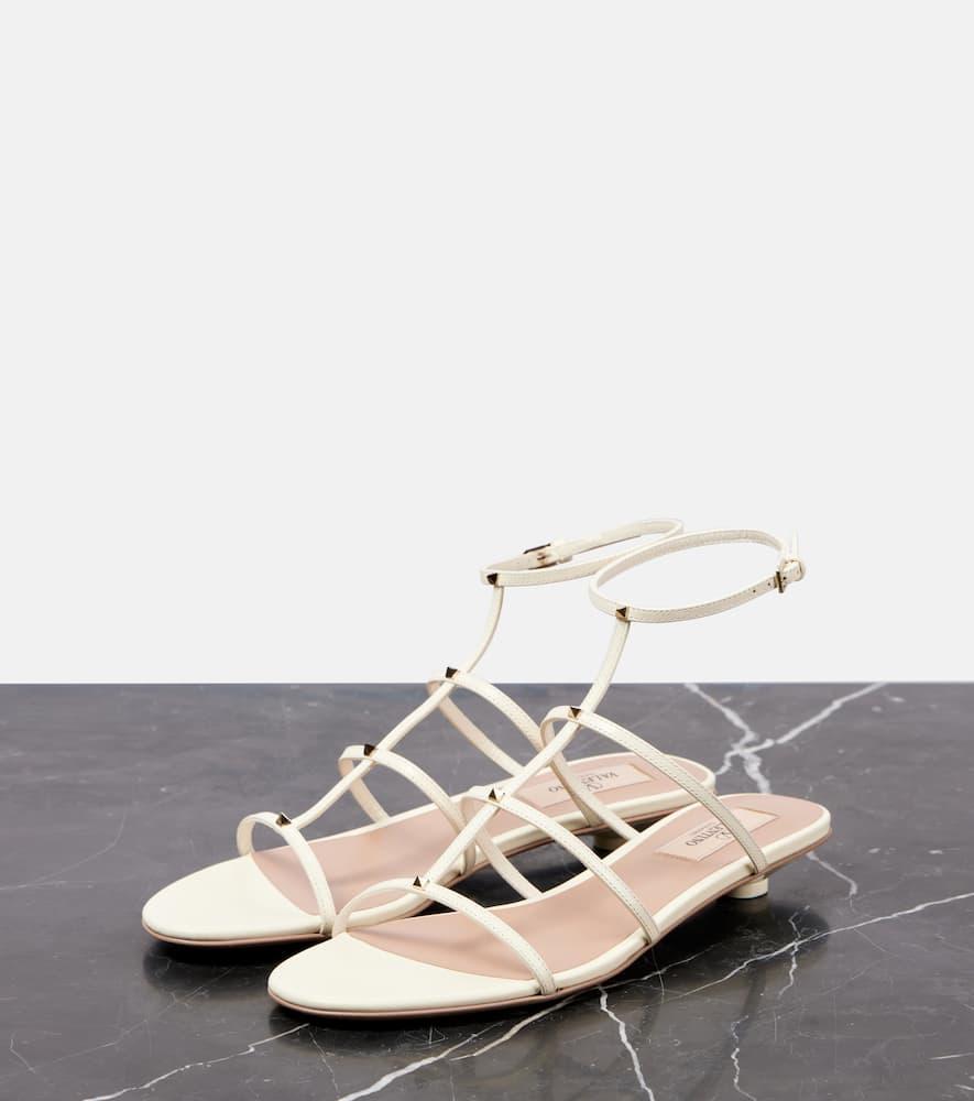 Rockstud Wispy T-strap Sandal In Weiss Product Image