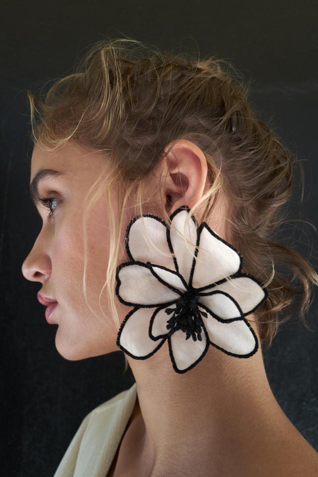 FLOWER EARRINGS Product Image