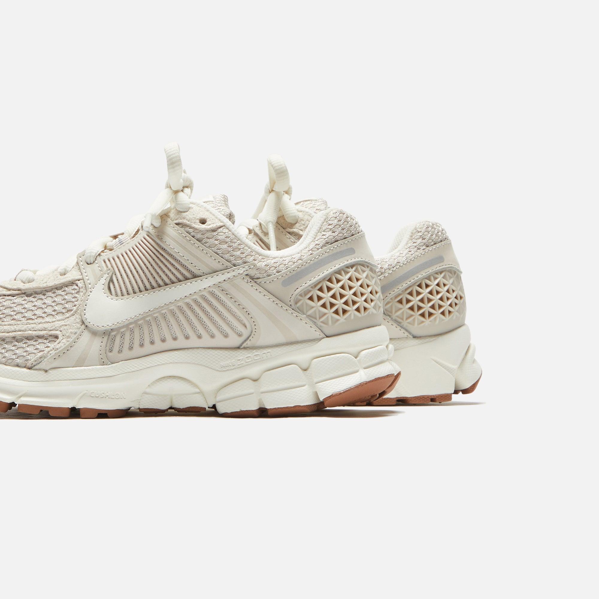 Nike WMNS Zoom Vomero 5 - Light Orewood Brown / Sail / Metallic Silver / Gum Medium Brown Male Product Image