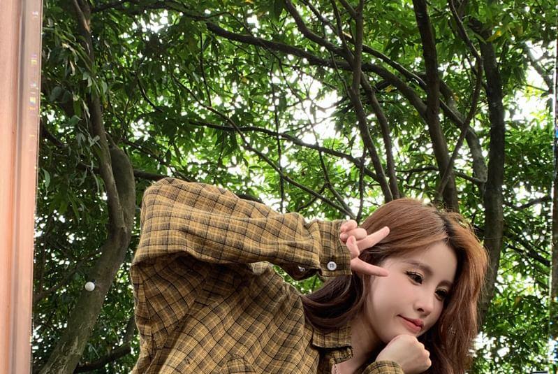 Long-Sleeve Plaid Pocketed Shirt Product Image