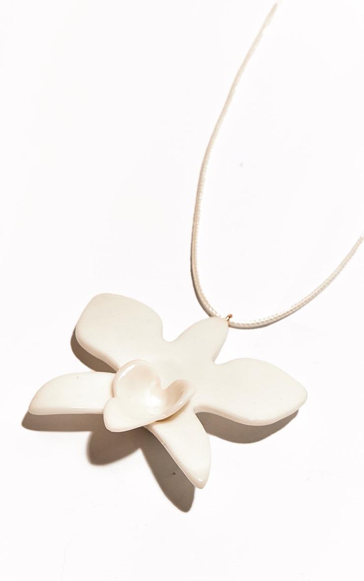 White Ombre Flower String Necklace Product Image