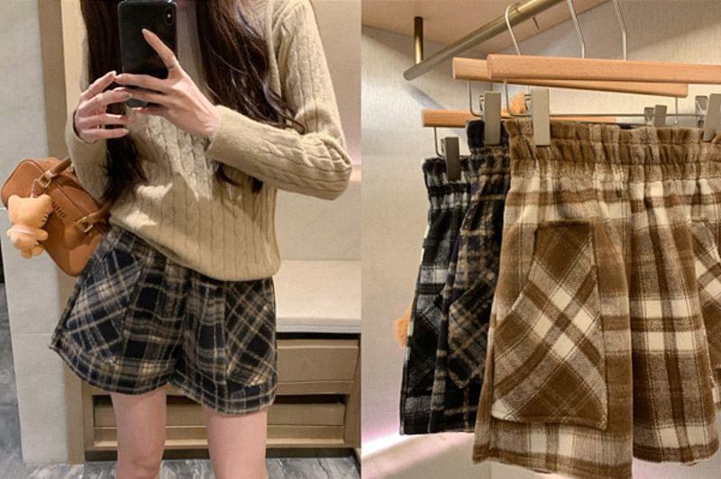 Elastic Waist Plaid Shorts Product Image