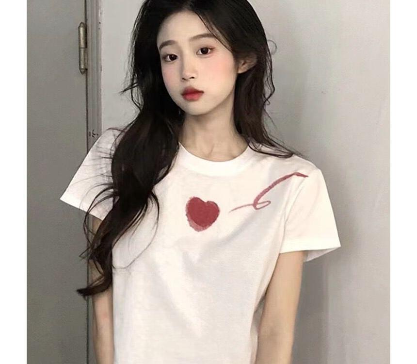 Short-Sleeve Heart Print Cropped Tee Product Image