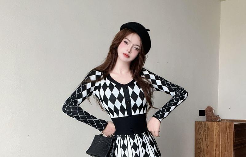 Long-Sleeve V-Neck Pattern Mini Pleated A-Line Dress Product Image