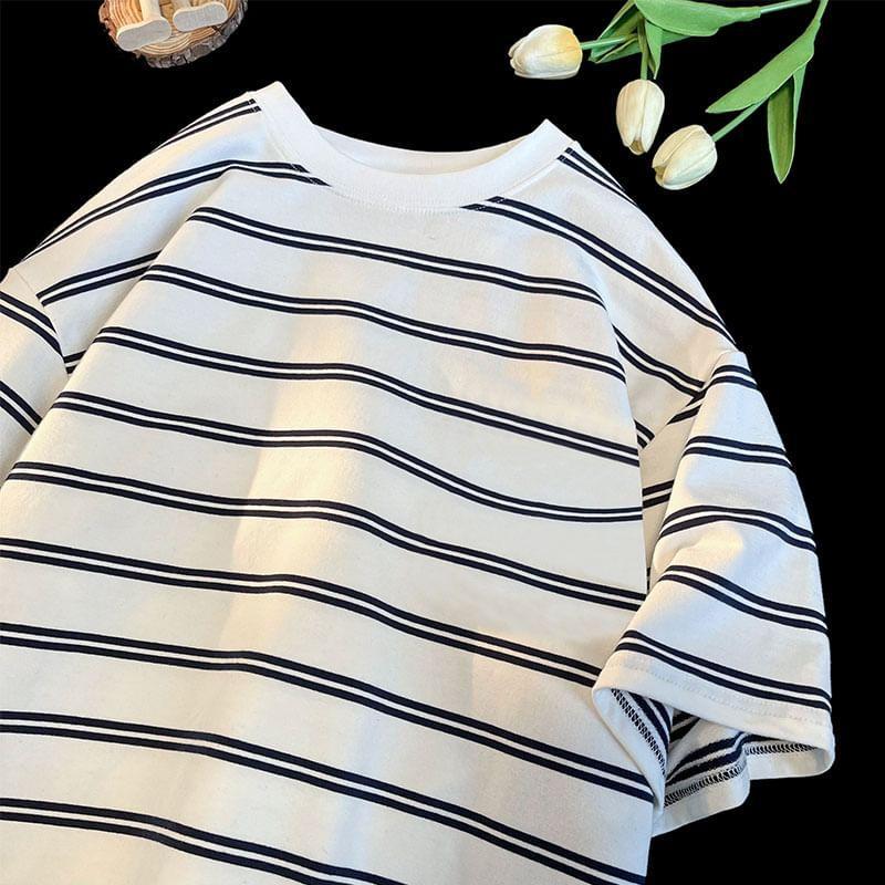 Short-Sleeve Crew Neck Striped T-Shirt Product Image