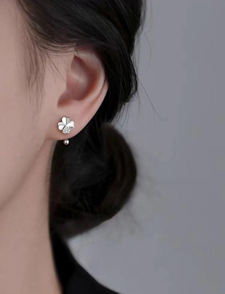 925 Sterling Silver Rhinestone Clover Barbell Earring Product Image