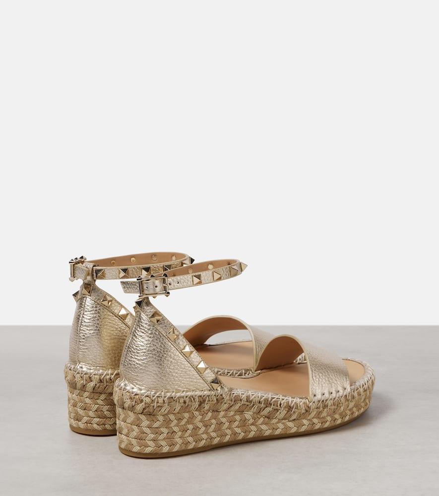 VALENTINO GARAVANI Valentino Rockstud 55 Grainy Leather Platform Sandal In Gold Product Image