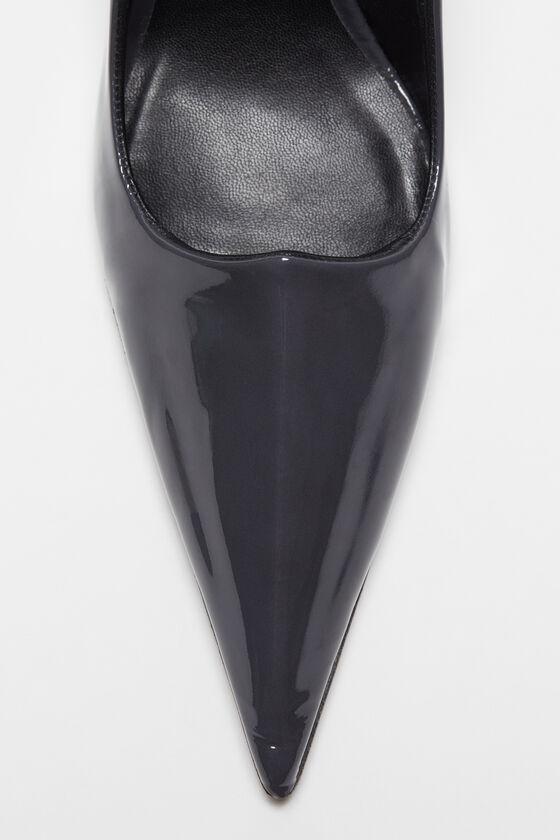 Leather heel pump Product Image