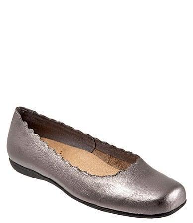 Trotters Sabine Leather Scalloped Slip Product Image