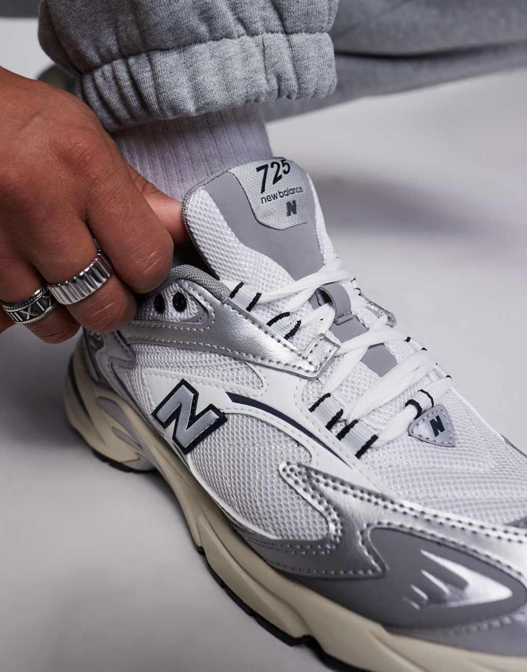 New Balance 725 sneakers in white with gray detail Product Image