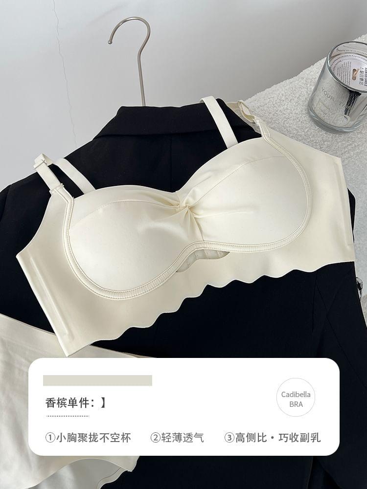 Cutout Plain Bra Product Image