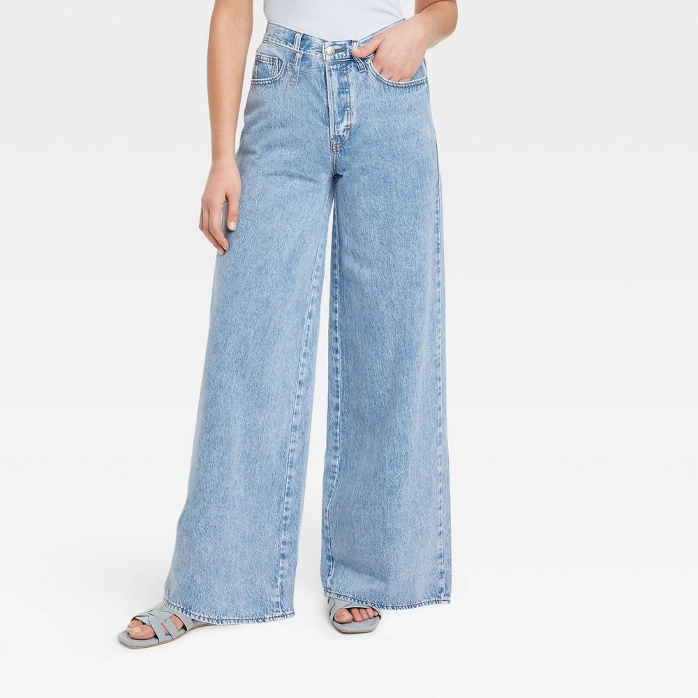 Women's Mid-Rise Super Wide Leg Jeans - Universal Thread™ Light Wash 00 Product Image