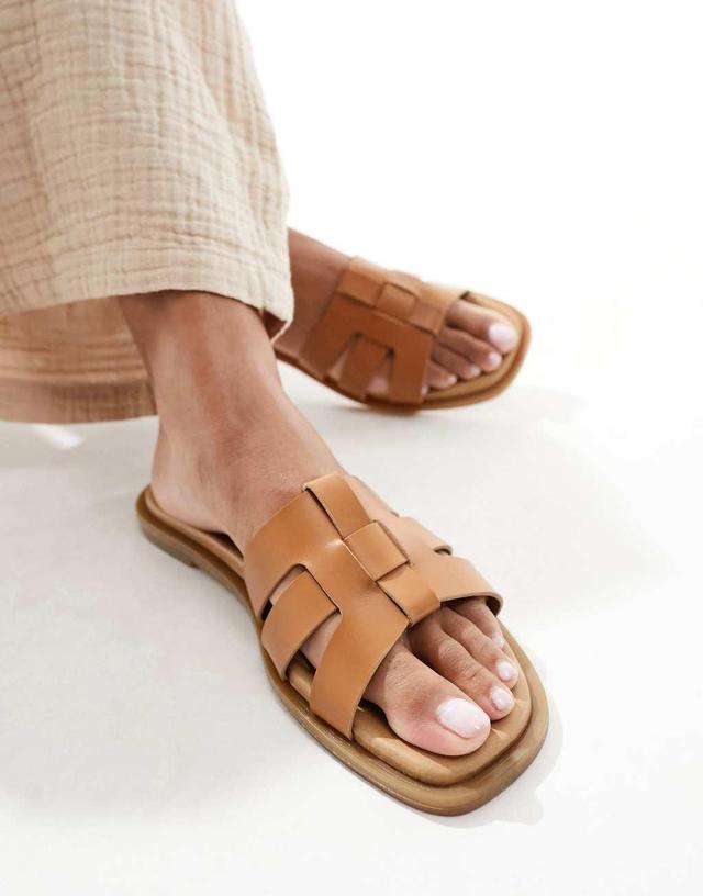 schuh Tierney flat sandals in tan leather Product Image