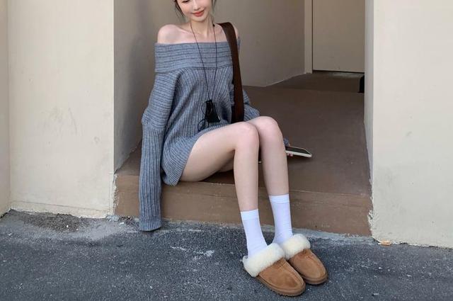 Oversized Off-Shoulder Ribbed-Knit Sweater / Knit Shorts Product Image