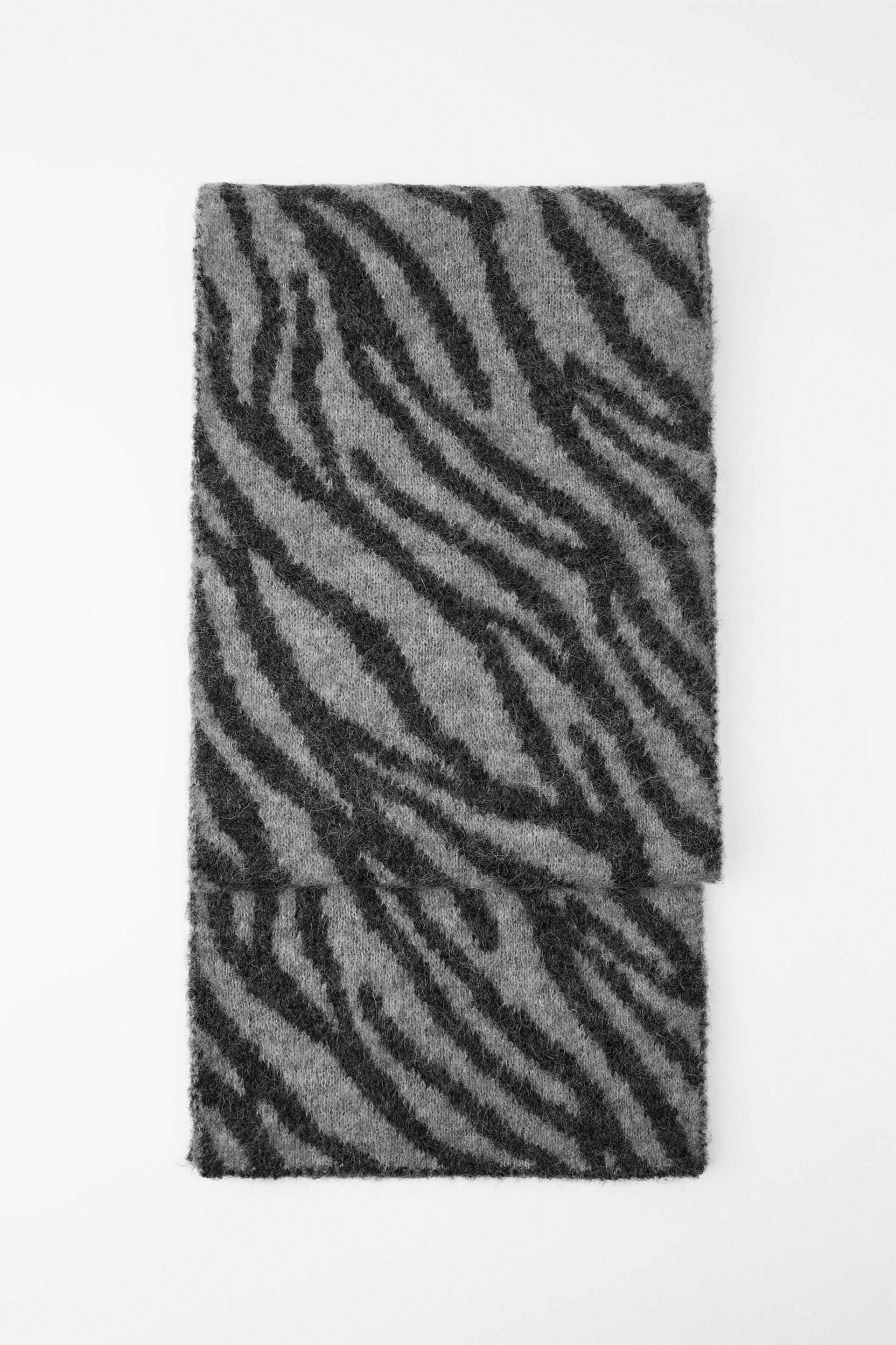 ANIMAL PRINT KNIT SCARF Product Image