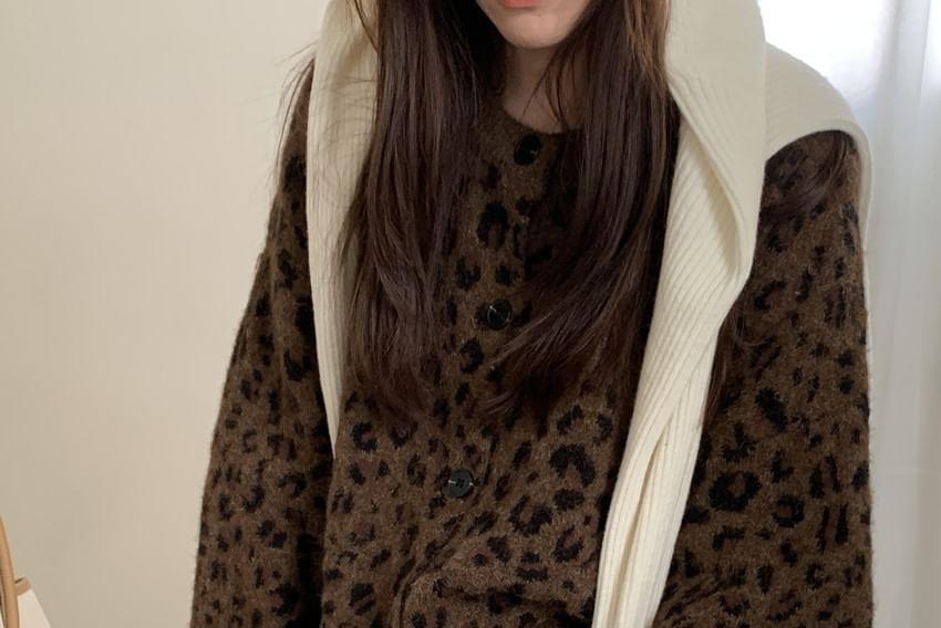 Round Neck Leopard Patterned Cardigan Product Image