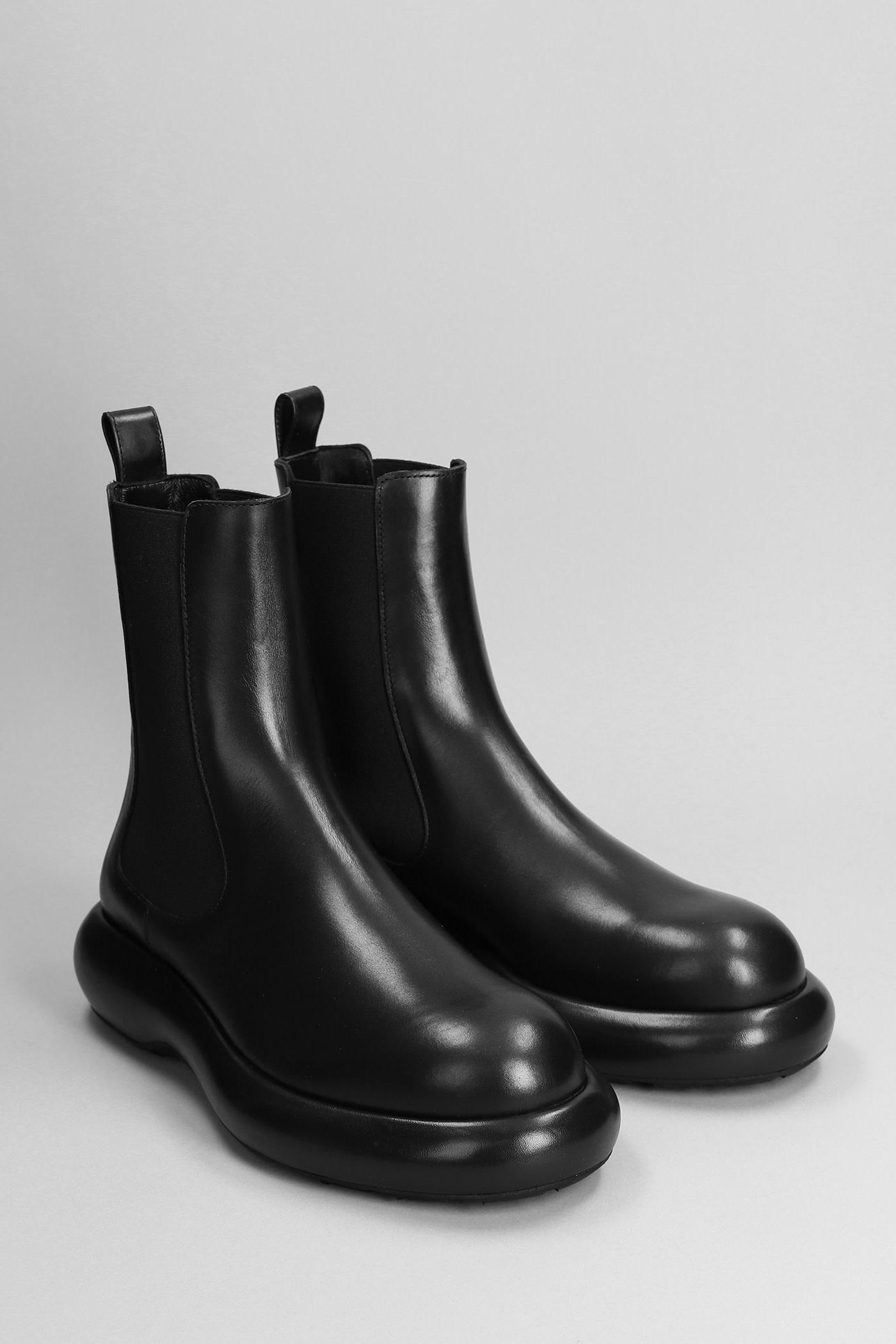 Low Heels Ankle Boots In Black Leather Product Image