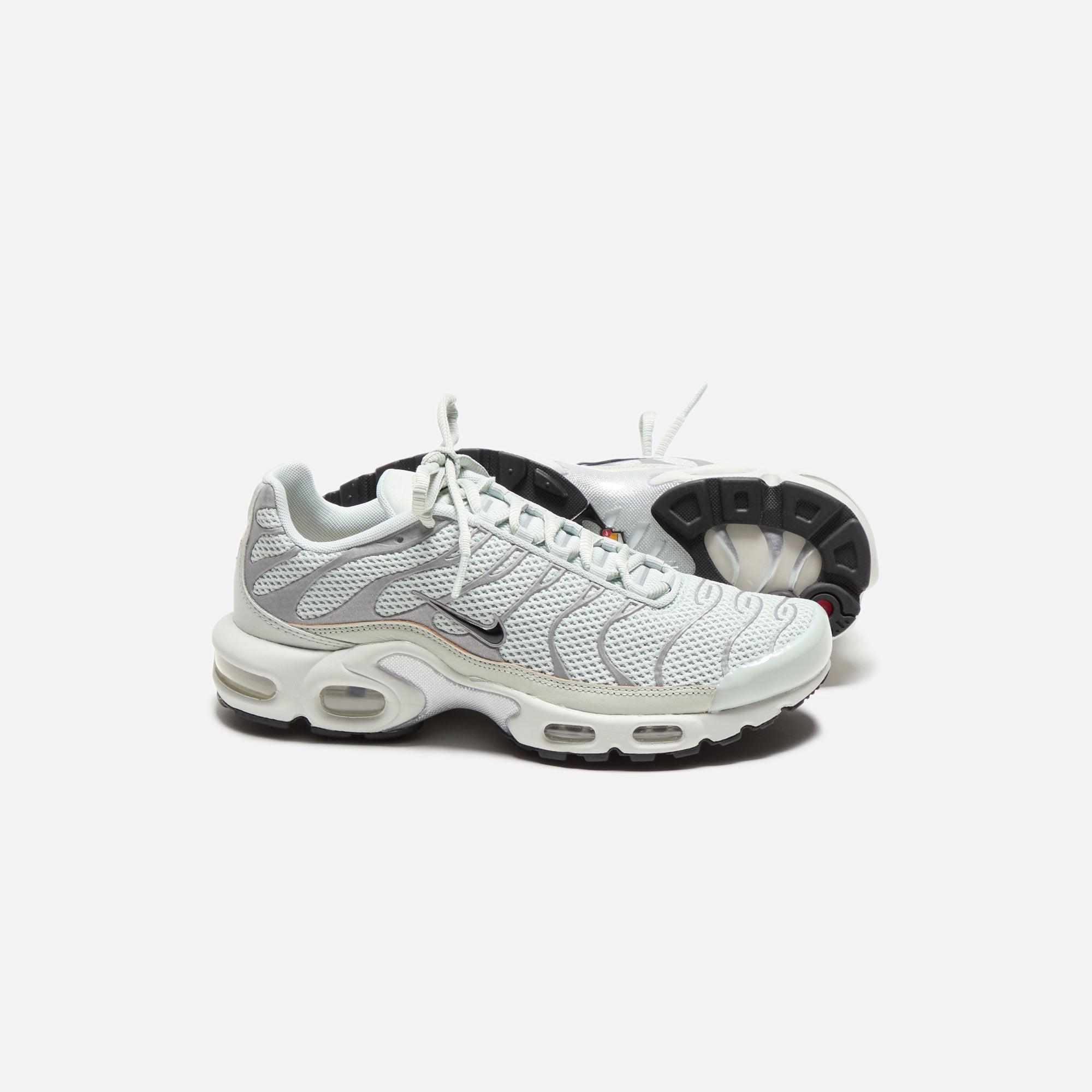 Nike WMNS Air Max Plus - Light Silver / Black / Chrome /  Light Female Product Image