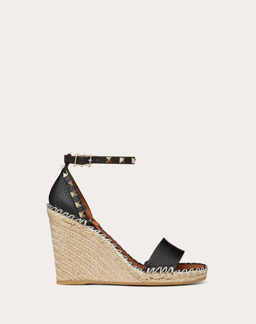 DOUBLE ROCKSTUD GRAINY CALFSKIN WEDGE SANDAL 105 MM Product Image