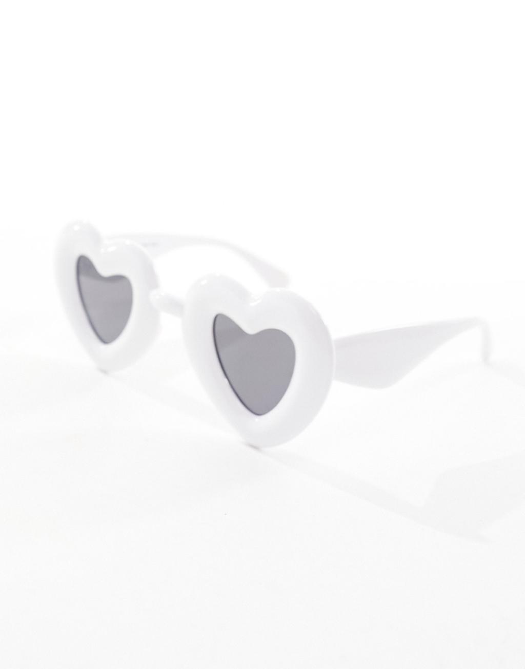 Jeepers Peepers bubble heart sunglasses in white Product Image