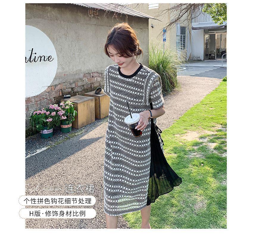 Short-Sleeve Crew Neck Patterned Knit Midi Shift Dress Product Image