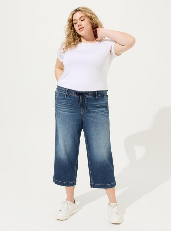 Wide-Leg Crop Weekend Wide Leg Mid Rise Jeans Product Image