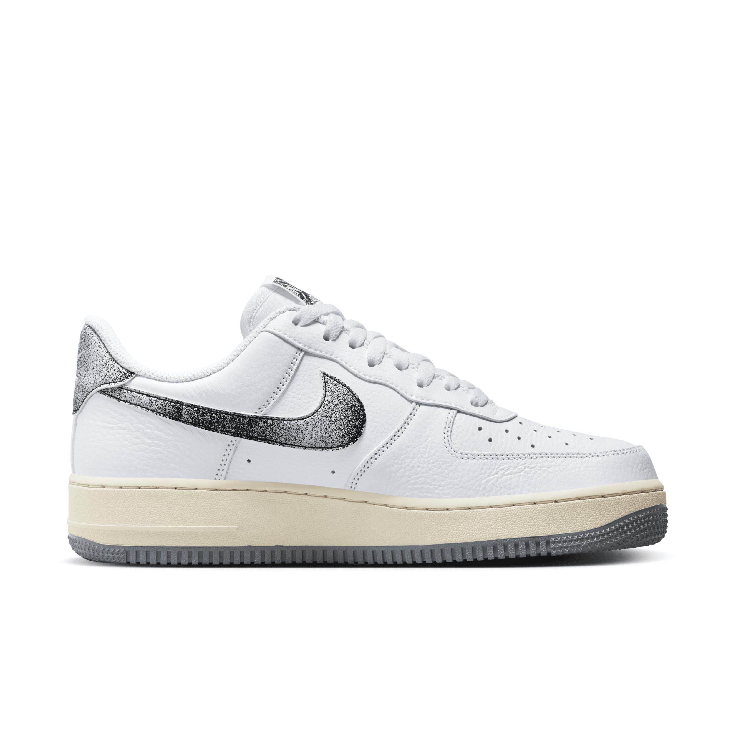 Nike Men's Air Force 1 '07 LX Shoes Product Image