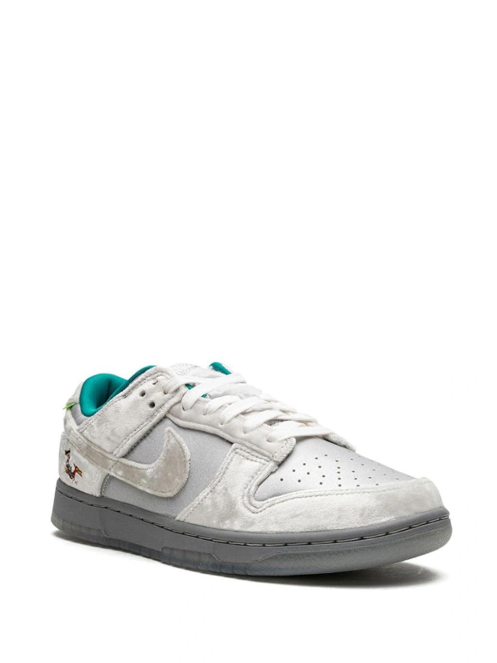 Dunk Low "ice" Sneakers In Grau Product Image