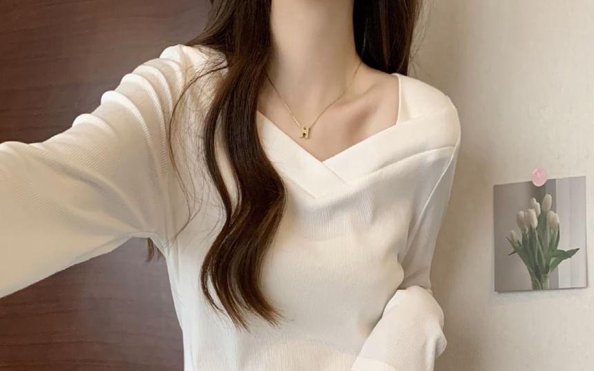 Long-Sleeve V-Neck Plain T-Shirt Product Image