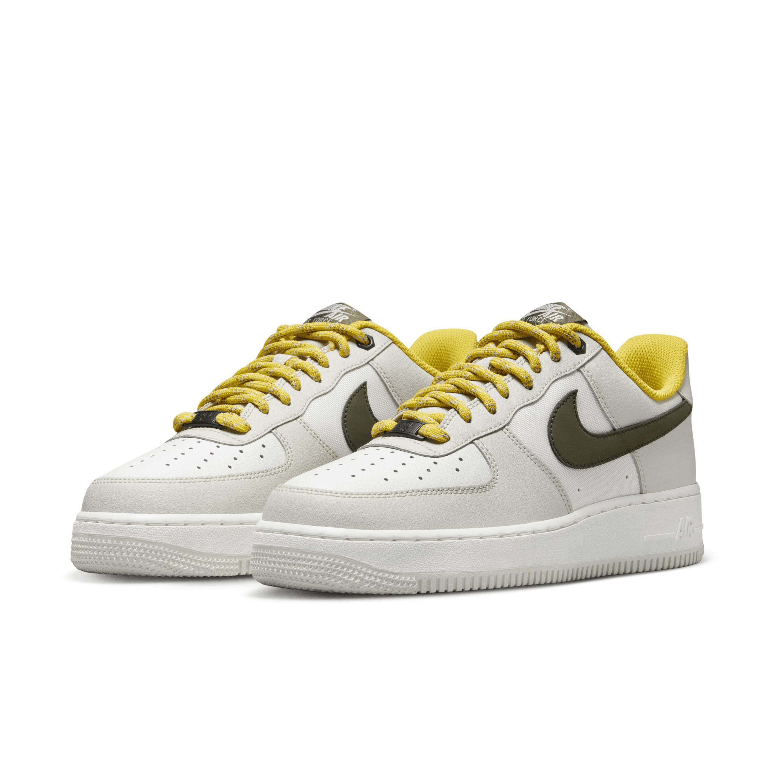 Nike Men's Air Force 1 '07 Premium Shoes Product Image