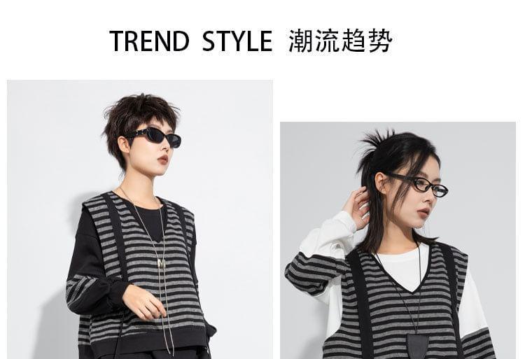 Set: Round Neck Striped Panel Pullover + V-Neck Slit Vest Product Image