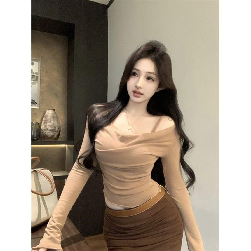 Long-Sleeve Scoop Neck Plain Crop Top Product Image