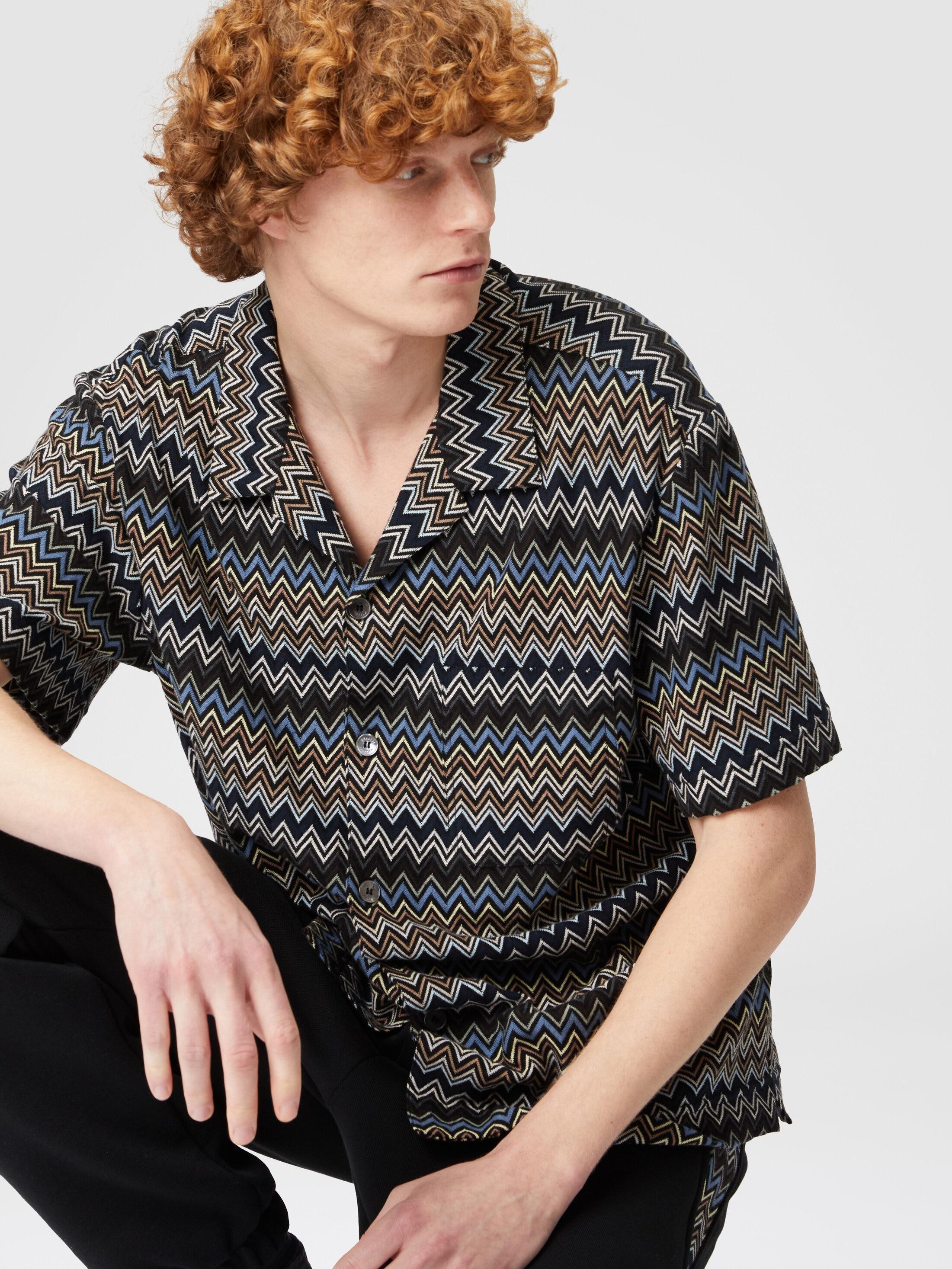 Bowling-cut shirt in zig zag cotton Product Image