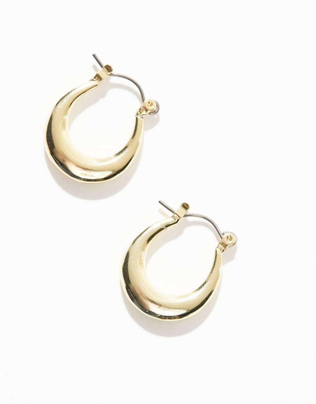 Pieces irregular hoop earrings in gold Product Image