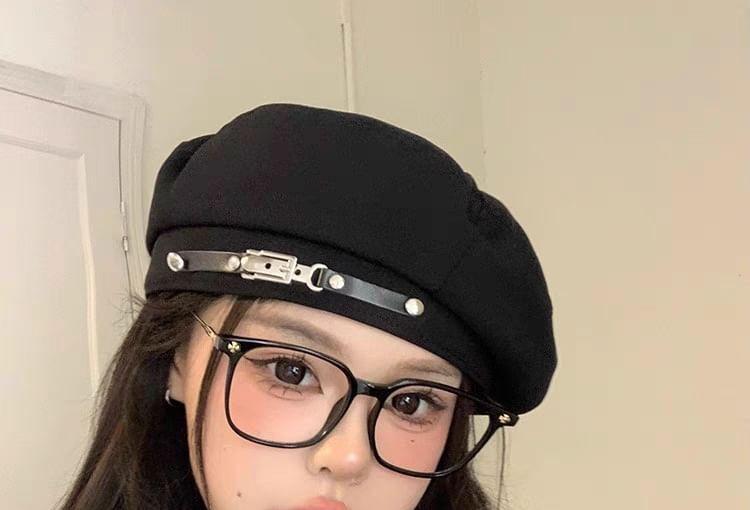 Beret With Chain Accent Product Image