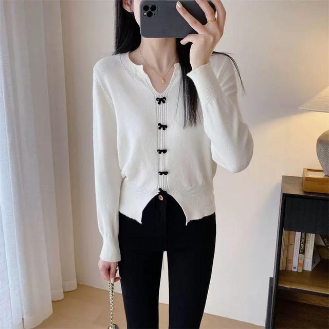 Long-Sleeve V-Neck Bow Detail Knit Top Product Image